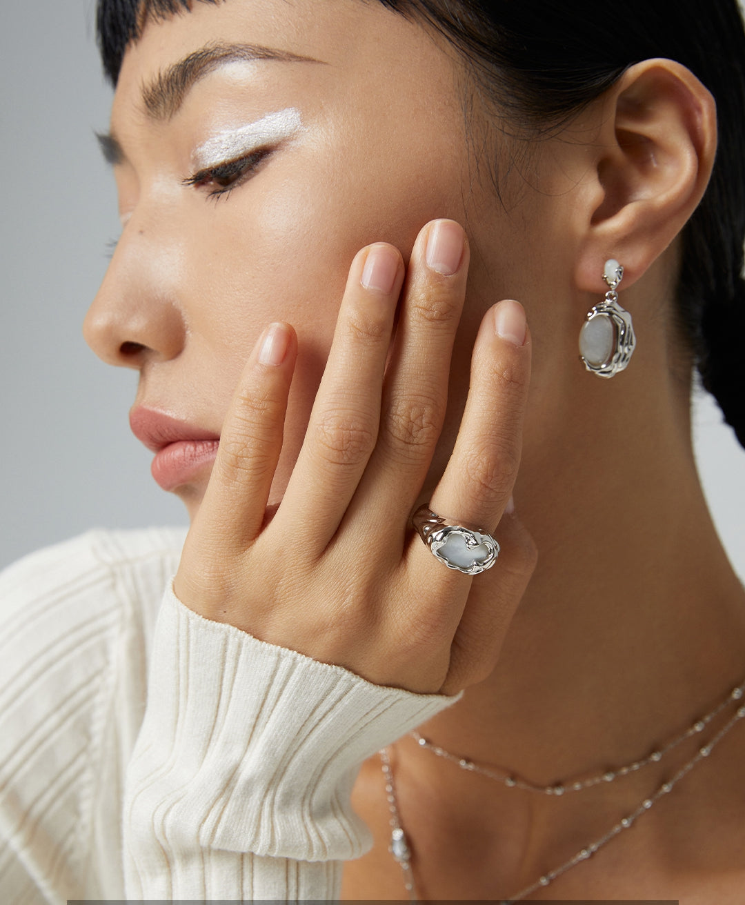 Enchanting Fusion: Lava-Inspired Jewelry Collection Adorned with Irregular Mother-of-Pear