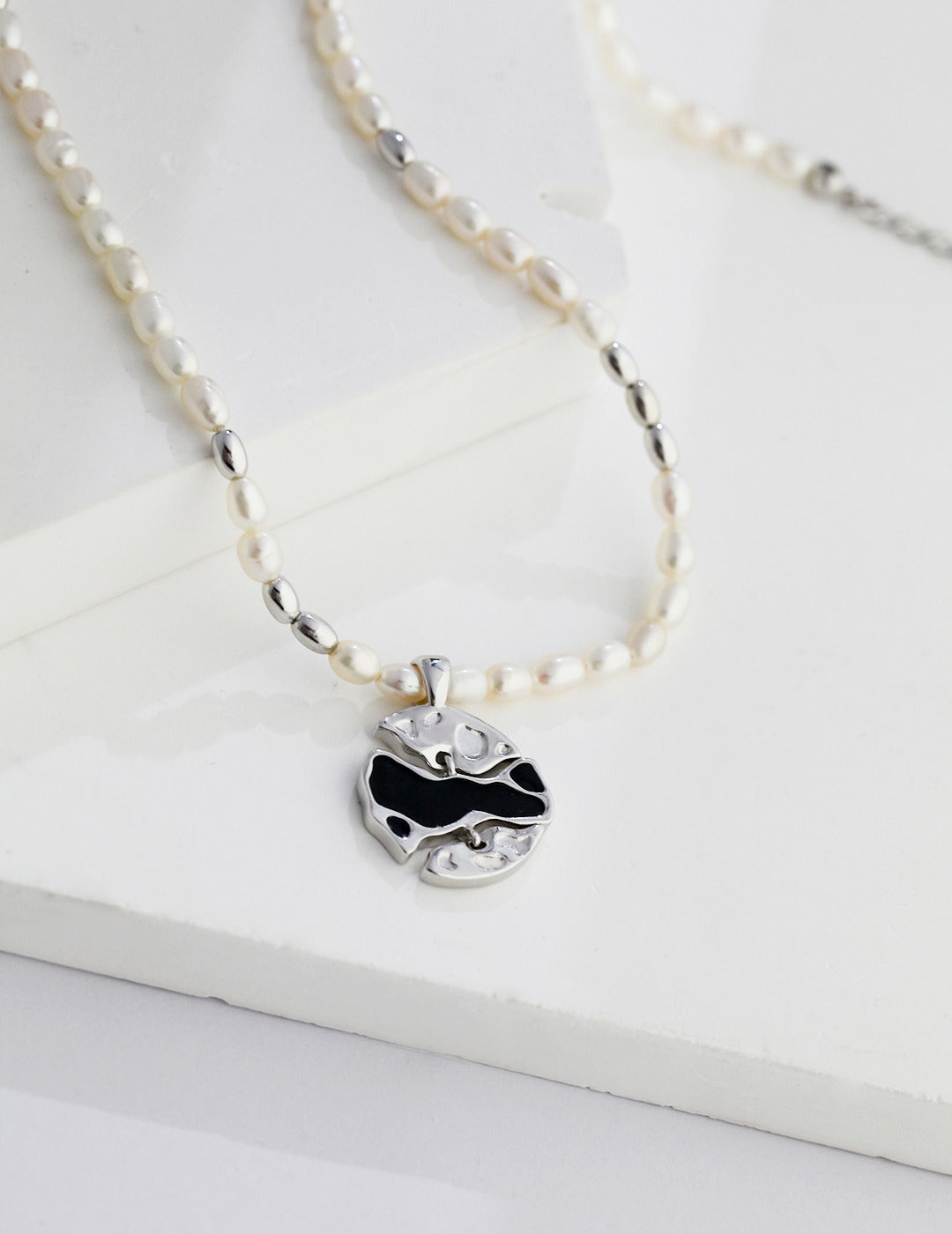 Exquisite S925 Silver Pearl Necklace with Irregular Texture and Black Enamel Accents