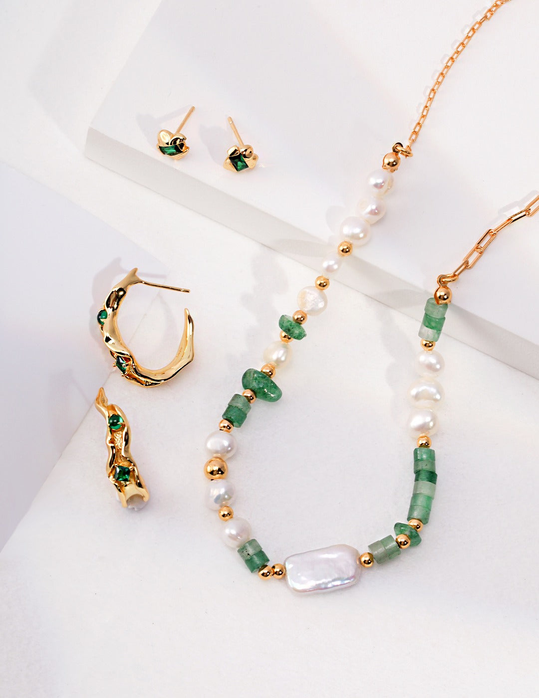 Vintage Elegance: Silver Pearl Necklace with Dongling Jade and Green Strawberry Crystal Chips