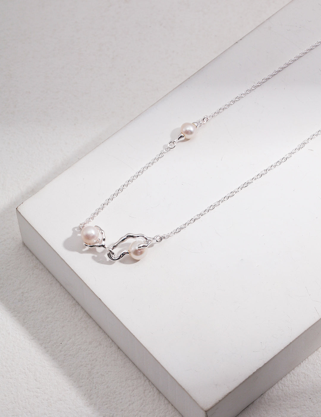 Artistic Interpretation: Solid Silver Necklace with Withered Vines and Nest-inspired Design