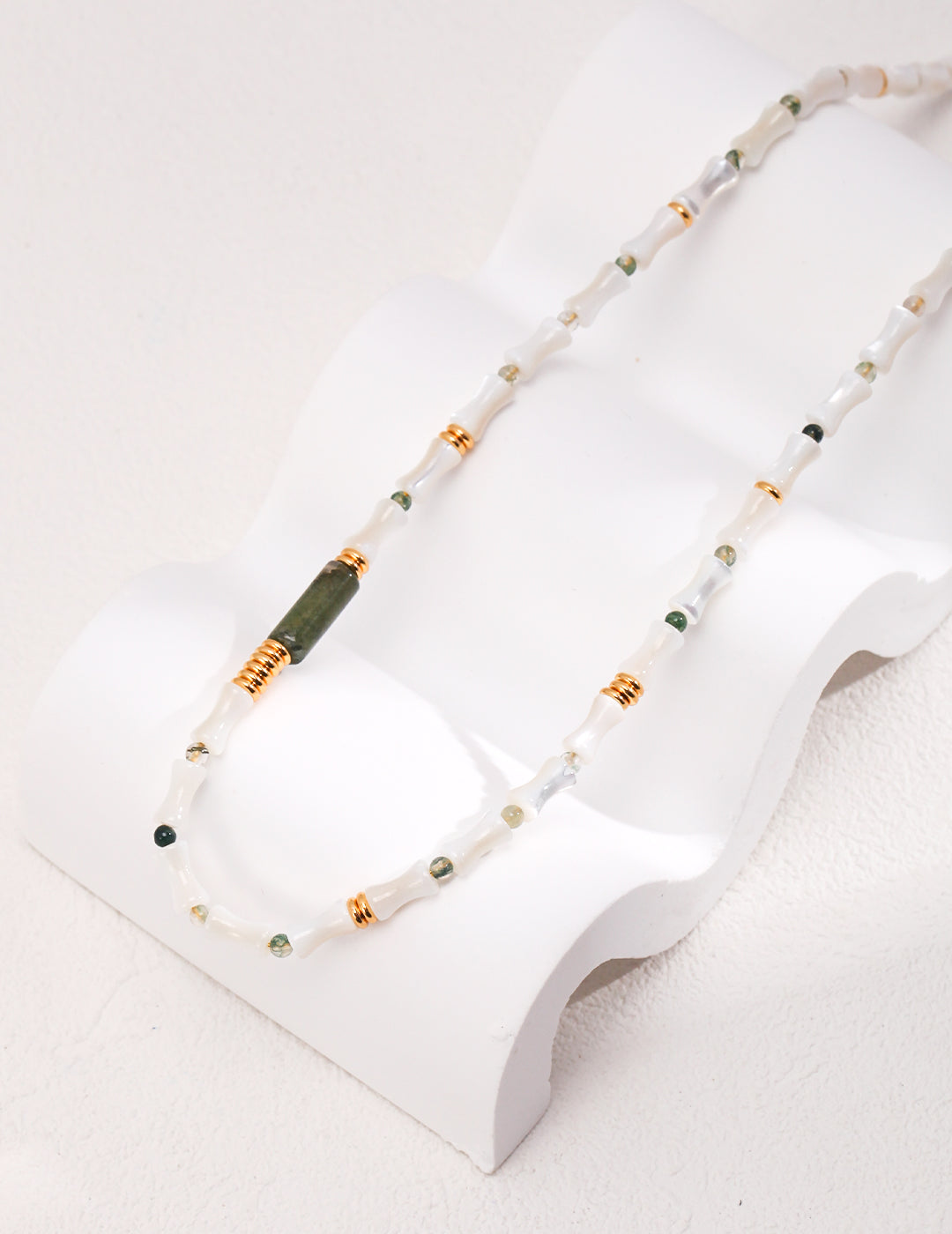 Vintage Gold Silver Mother-of-Pearl Necklace: Elegant and Timeless Design