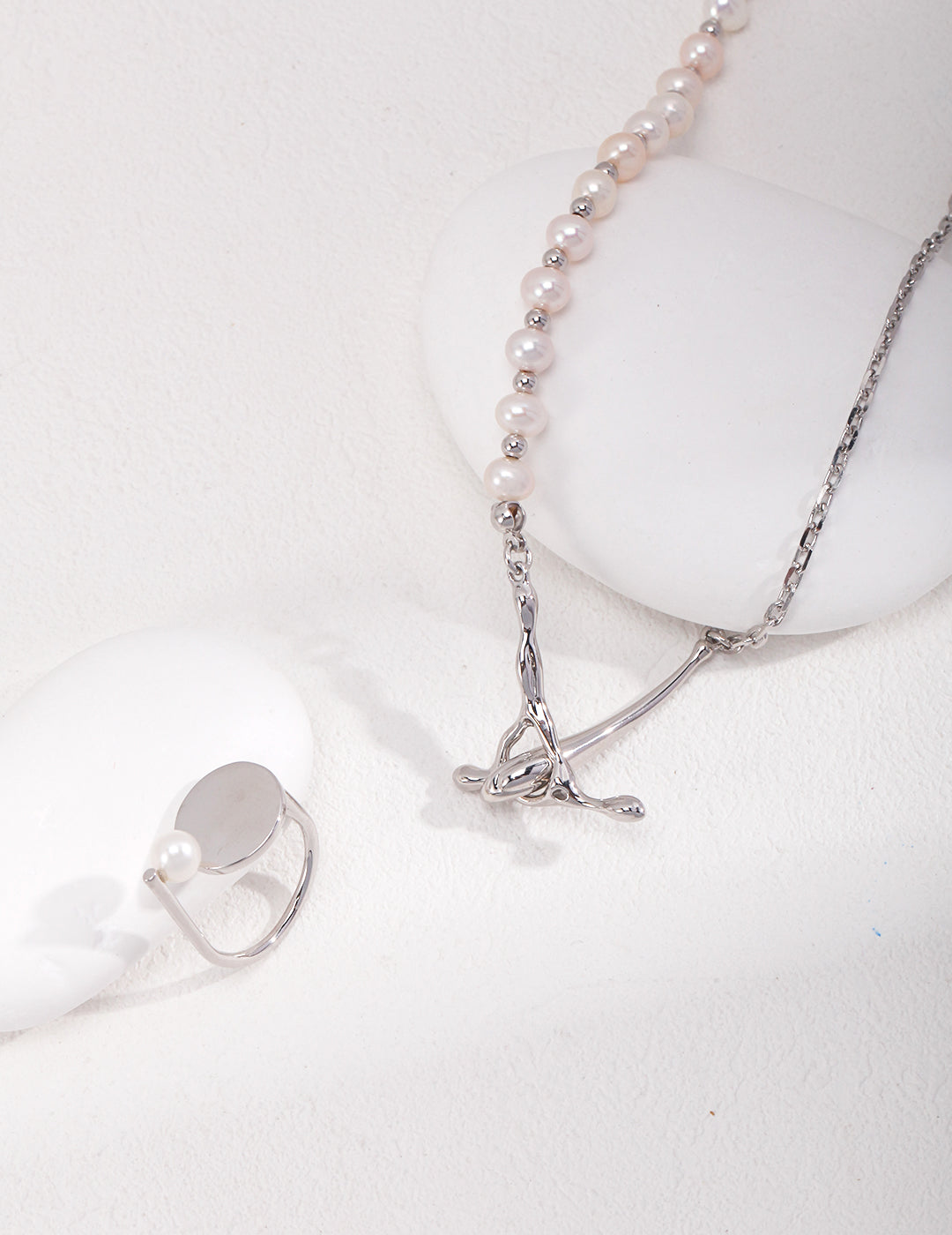 Elegant Silver Pearl Necklace with Fluid-Inspired Design