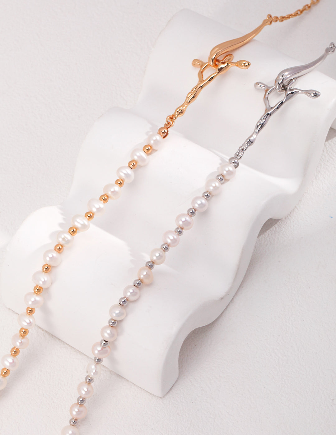 Elegant Silver Pearl Necklace with Fluid-Inspired Design