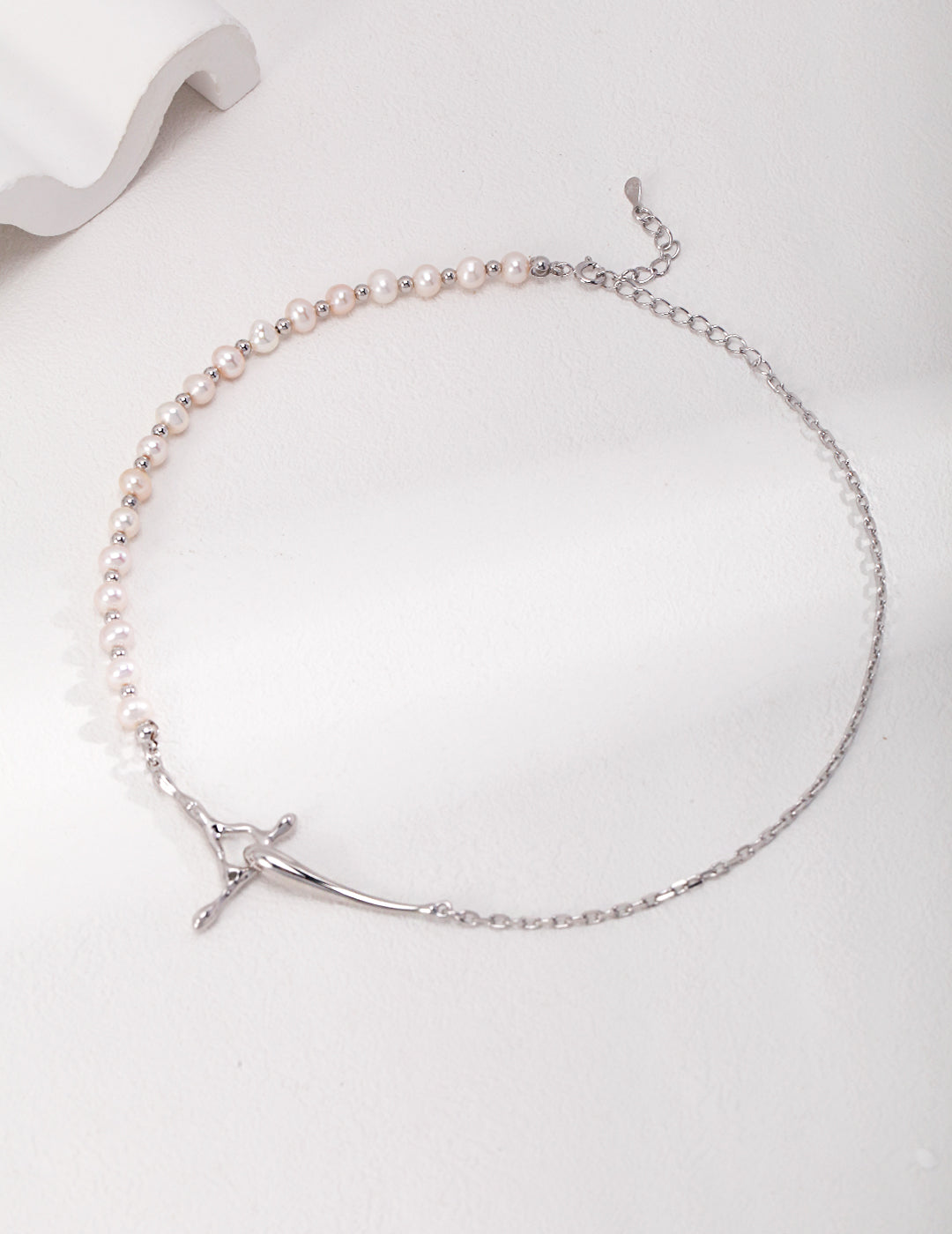 Elegant Silver Pearl Necklace with Fluid-Inspired Design