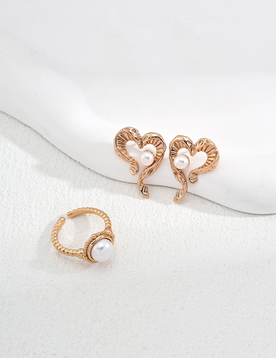 Elegant S925 Silver Heart-Shaped Natural Pearl Earrings in Vintage Gold