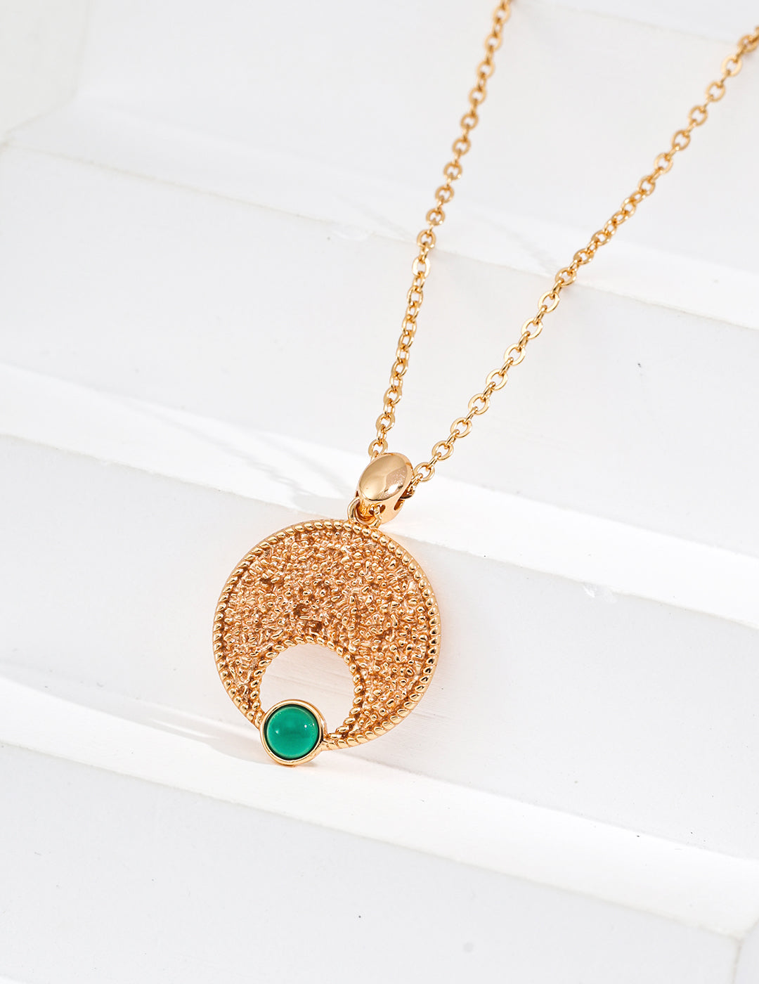 Stylish S925 Silver Green Chalcedony Pendant Necklace in Vintage Gold – Adjustable Length and Elegant Design